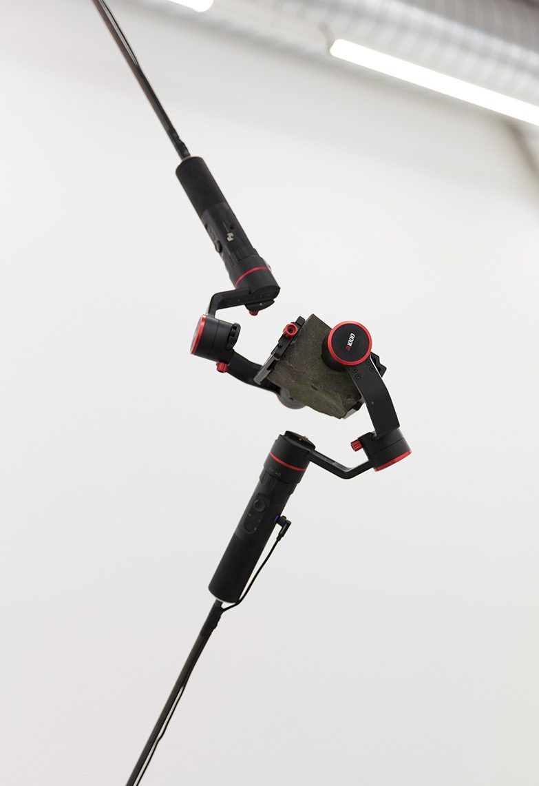 Detail: zwei Gimbals halten einen Stein